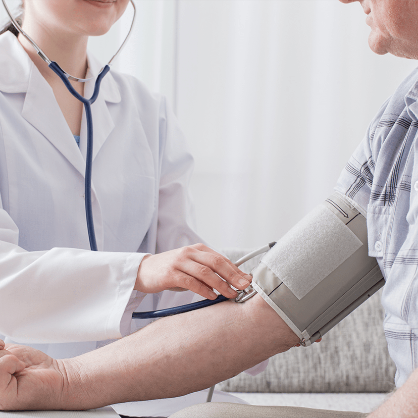Misurazione della pressione arteriosa durante una visita cardiologica presso LADCare a Trani